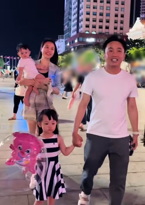 Nữ ca sĩ từng khoe clip cùng chồng đưa các con đi chơi. Ảnh: TikTok Đàm Thu Trang.