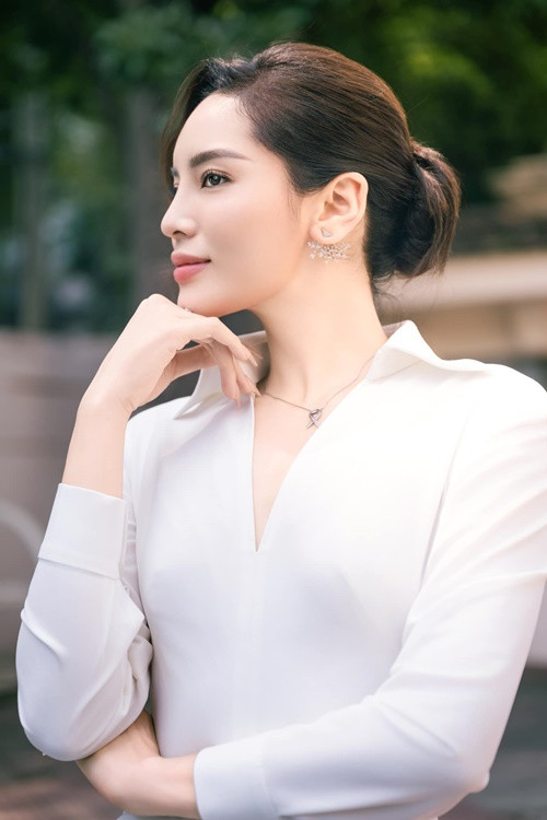 "Khi đến với hành trình tại Miss Universe 2024, tôi mong muốn mang bài học 10 năm của mình trở thành câu chuyện truyền cảm hứng giúp đỡ những người ngoài kia. Tôi mất khoảng thời gian 10 năm để nhận ra bài học, sửa sai những điều đã làm ở tuổi trẻ. Tôi mong những người trẻ ngoài kia đang gặp vấn đề về tinh thần, trầm cảm, sẽ không cần mất 10 năm như tôi", Kỳ Duyên chia sẻ trên Du Lịch TP HCM.