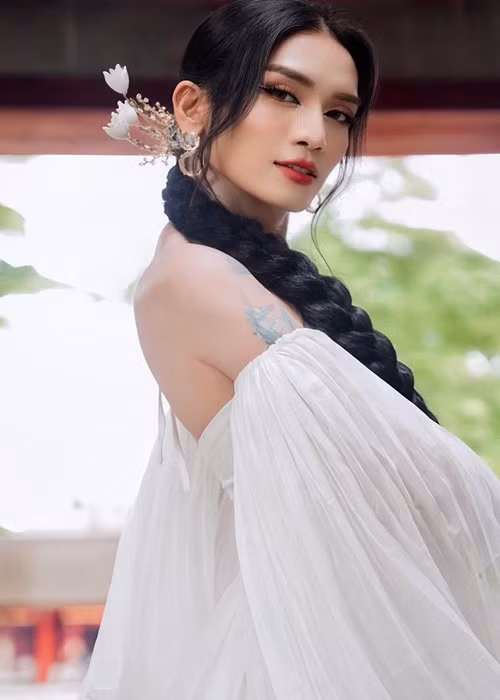 Than gia chương trình Anh trai vượt ngàn chông gai 2024, nam diễn viên muốn cho khán giả thấy anh không chỉ giả gái mà còn có thể ca hát. Ảnh: FB BB Trần.