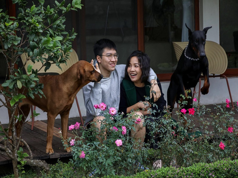 Nữ ca sĩ khoe ảnh trò chuyện cùng con trai ở hiên nhà ngập hoa. Ảnh: FB Mỹ Linh.