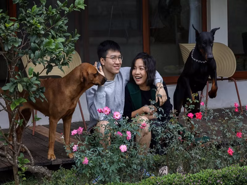 Nữ ca sĩ khoe ảnh trò chuyện cùng con trai ở hiên nhà ngập hoa. Ảnh: FB Mỹ Linh.