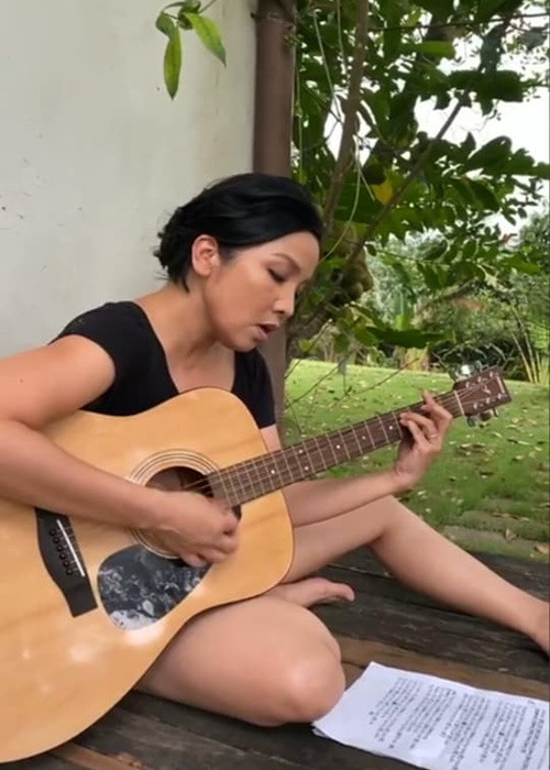 Nữ ca sĩ chia sẻ hình ảnh tập luyện ca hát tại nhà. Ảnh: FB Mỹ Linh.