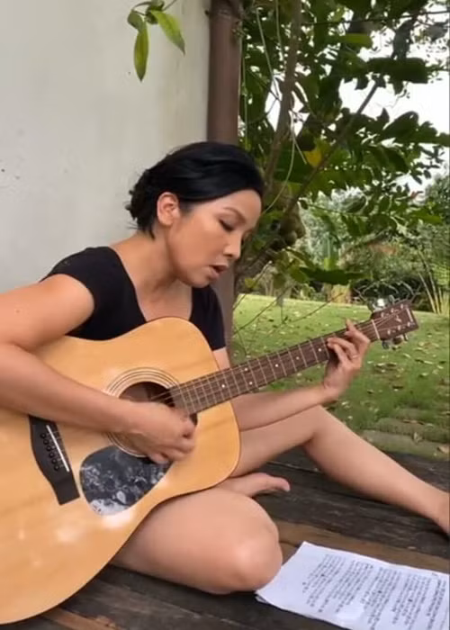 Nữ ca sĩ chia sẻ hình ảnh tập luyện ca hát tại nhà. Ảnh: FB Mỹ Linh.