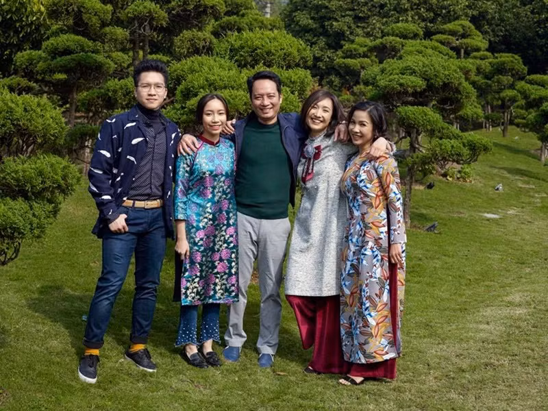 Dịp lễ Tết, Mỹ Linh cùng chồng con thường chụp ảnh trong khuôn viên rộng rãi. Ảnh: FB Anh Quân.