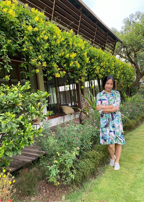 Buổi tối, Mỹ Linh thường dành thời gian đọc sách, xem phim cùng chồng. Ảnh: FB Mỹ Linh.