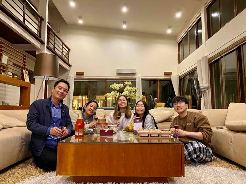 Vợ chồng Mỹ Linh cùng các con quây quần mỗi khi con gái lớn của Anh Quân và con trai của cặp đôi du học về nước. Ảnh: FB Anh Quân.