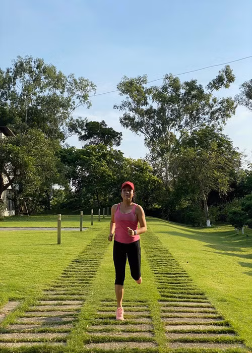 Mỹ Linh chia sẻ trên Tổ Quốc, cô thường thức dậy sớm, chạy bộ. Ảnh: FB Mỹ Linh.