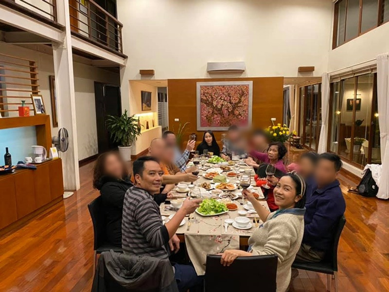 Mỹ Linh cùng chồng đón tiếp bạn bè, người thân đến nhà vườn chơi. Ảnh: FB Mỹ Linh.