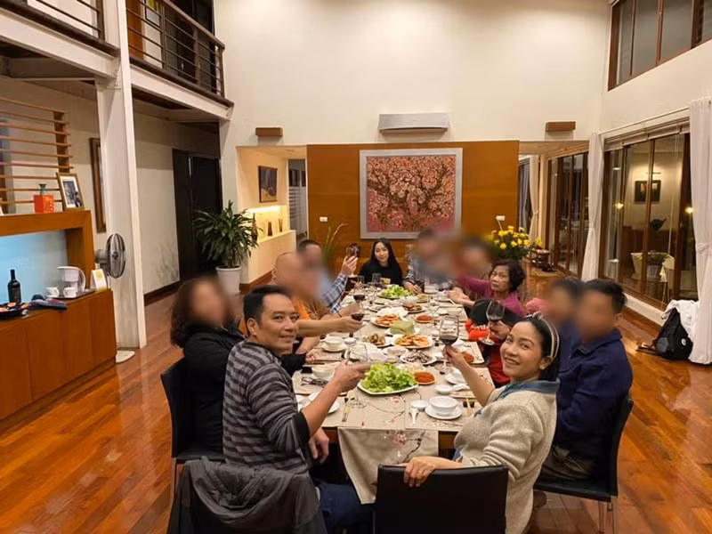 Mỹ Linh cùng chồng đón tiếp bạn bè, người thân đến nhà vườn chơi. Ảnh: FB Mỹ Linh.