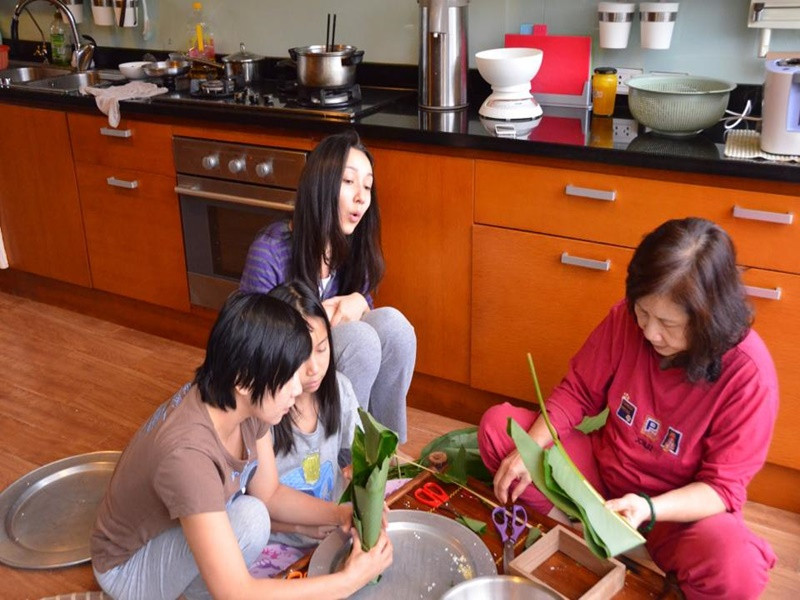 Gia đình Mỹ Linh cùng gói bánh chưng dịp lễ Tết. Ảnh: FB Anh Quân.