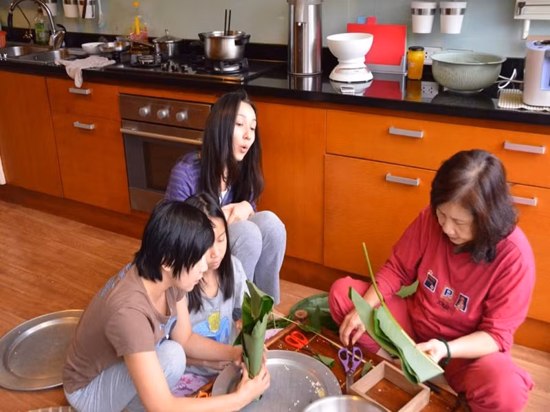 Gia đình Mỹ Linh cùng gói bánh chưng dịp lễ Tết. Ảnh: FB Anh Quân.