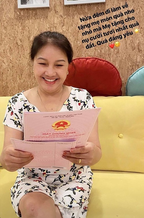 Năm 2020, nữ diễn viên Về nhà đi con tặng mẹ ruột một căn nhà mới. Ảnh: Gia Đình Xã Hội.