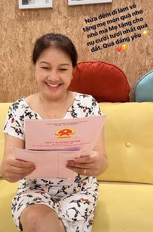 Năm 2020, nữ diễn viên Về nhà đi con tặng mẹ ruột một căn nhà mới. Ảnh: Gia Đình Xã Hội.