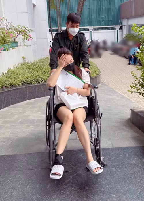 Mới đây, diễn viên Bảo Thanh bị bong gân tràn dịch bàn chân sau khi chạy quá đà lúc tập pickleball. Ảnh: FB Bảo Thanh.