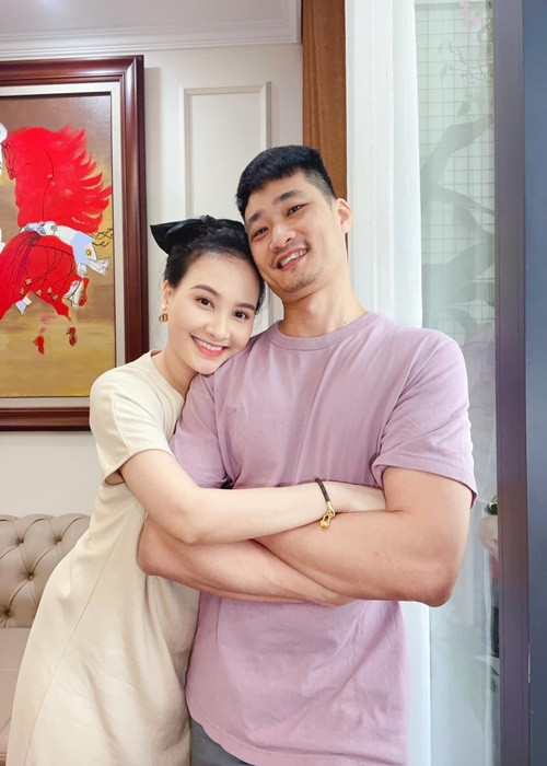 Chồng Bảo Thanh rời ngành công an, chuyển sang kinh doanh để có nhiều thời gian hơn dành cho gia đình, hỗ trợ Bảo Thanh hoạt động nghệ thuật. Ảnh: FB Bảo Thanh.