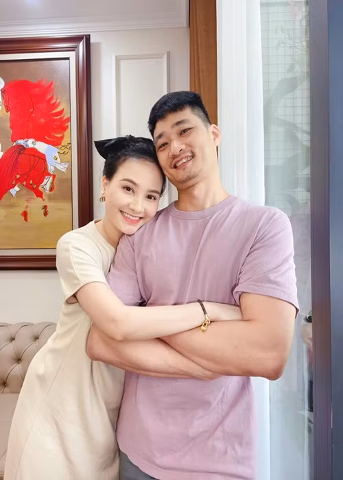 Chồng Bảo Thanh rời ngành công an, chuyển sang kinh doanh để có nhiều thời gian hơn dành cho gia đình, hỗ trợ Bảo Thanh hoạt động nghệ thuật. Ảnh: FB Bảo Thanh.