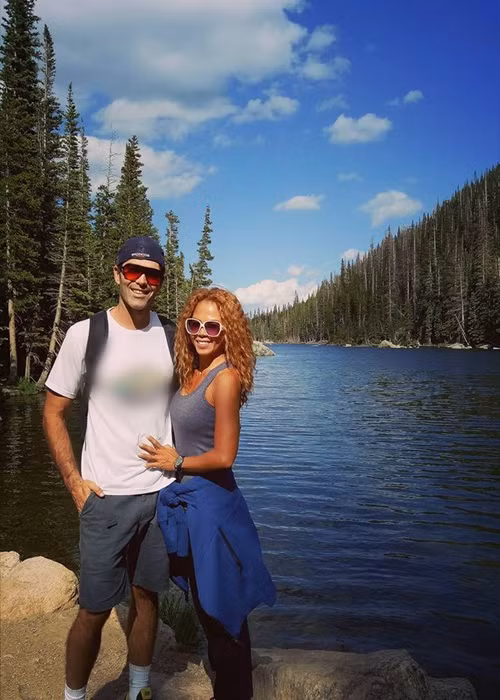 Vợ chồng Thúy Uyên chưa có con chung. Nữ ca sĩ cho biết, cô tự tạo áp lực trong việc con cái. Phía Eric Adams luôn động viên vợ không nên suy nghĩ nhiều.