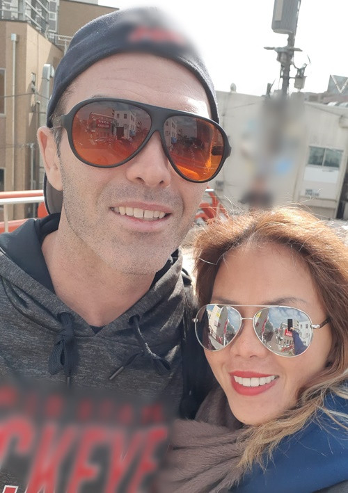 Chia sẻ trên Phụ Nữ Việt Nam, Thúy Uyên cho biết, chồng cô có những hành động khác với tiêu chuẩn ga-lăng mọi người đang nghĩ. "Ví dụ như Uyên rớt một miếng đồ ăn, ổng tới ổng không lấy bằng tay mà lấy bằng miệng. Đó là một cử chỉ rất đáng yêu và ga-lăng. Nhưng chỉ hành động với mình thôi chứ không với ai hết", Thúy Uyên nói.