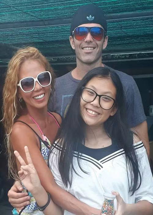 Nu ca si Viet lay chong Tay kem 13 tuoi gio ra sao?