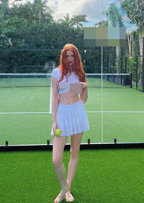 Hot girl người Nga không ít lần "thả rông" vòng một. Trong ảnh, Angelina "quên nội y" khi đi chơi tennis.