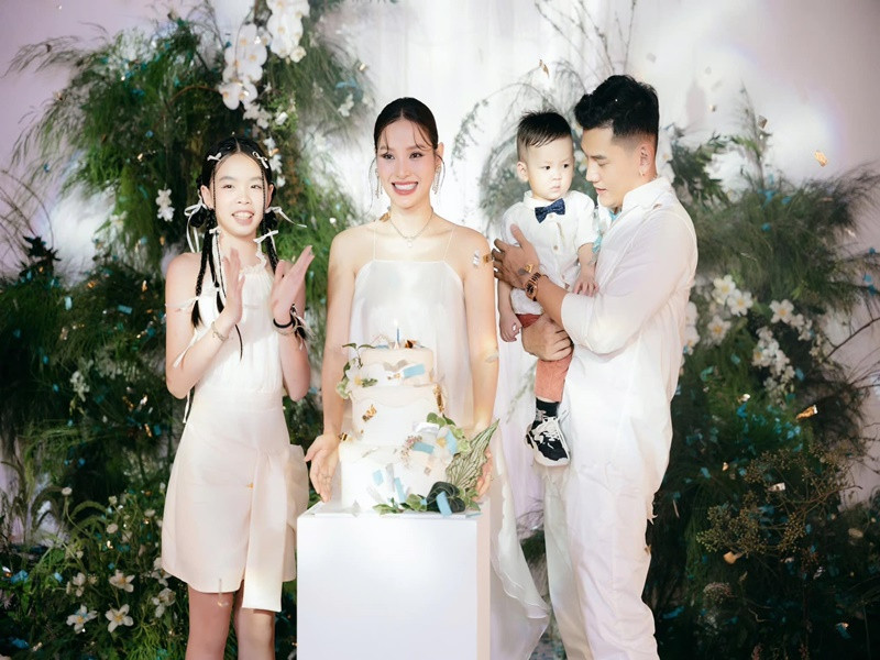 Đón tuổi 36 cách đây không lâu, Phương Trinh Jolie đã tổ chức tiệc mừng hoành tráng bên chồng con và bạn bè.