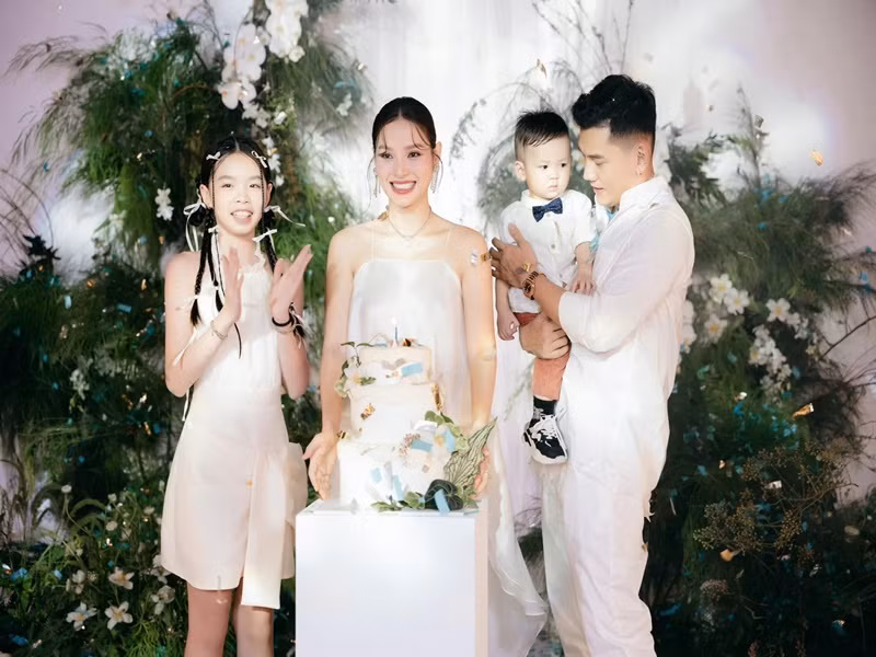 Đón tuổi 36 cách đây không lâu, Phương Trinh Jolie đã tổ chức tiệc mừng hoành tráng bên chồng con và bạn bè.