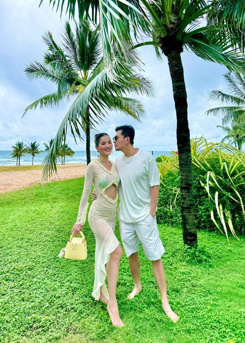 Nữ ca sĩ được chồng kém tuổi chiều chuộng, yêu thương.