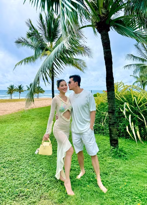 Nữ ca sĩ được chồng kém tuổi chiều chuộng, yêu thương.