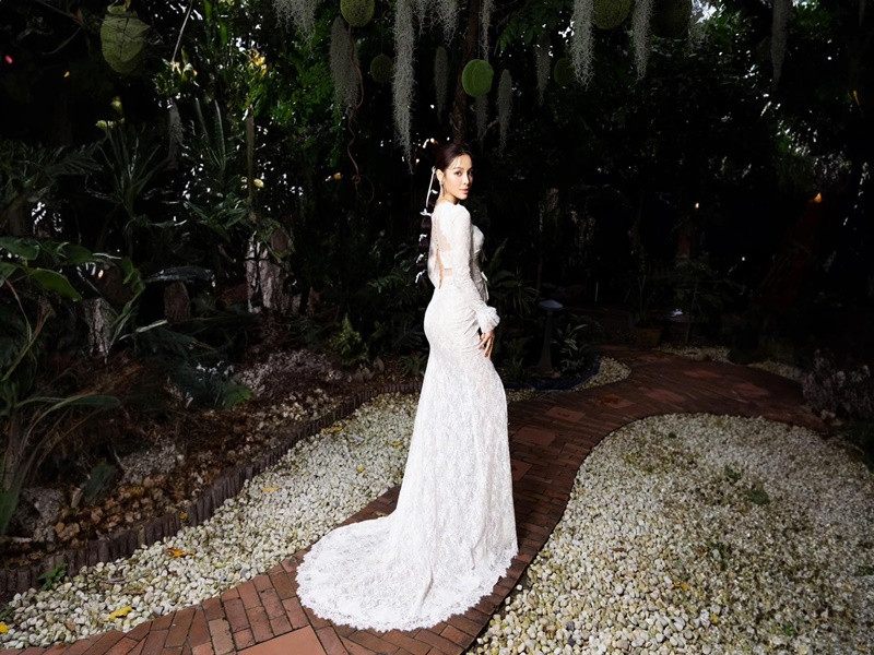 Nữ ca sĩ tập yoga ba buổi mỗi tuần.