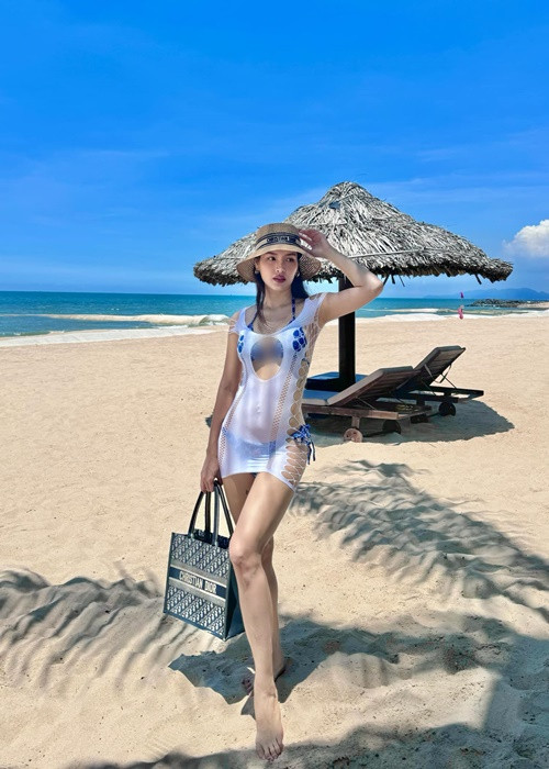 Nữ ca sĩ Phương Trinh Jolie vừa đăng tải loạt ảnh đi nghỉ dưỡng. Cô diện áo tắm hai mảnh kết hợp cùng váy xuyên thấu.