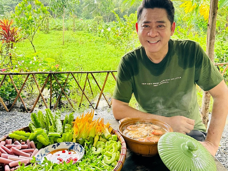 Huỳnh Anh Tuấn chia sẻ trên Pháp Luật TP HCM, anh xem nhà vườn như ngôi nhà thứ 2 của mình. “Quay nấu nướng liên tục thì nhiều lúc mệt nhưng không nấu nướng chừng vài ngày là buồn lắm”, nam diễn viên cho hay. Ảnh: FB Huỳnh Anh Tuấn.