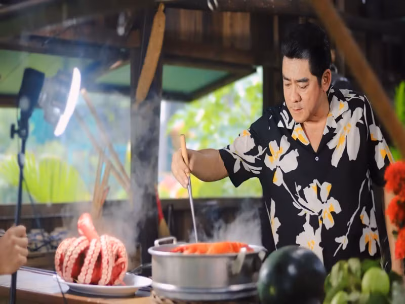 Nam diễn viên vui thú điền viên, nấu nướng ở nhà vườn. Thi thoảng, Huỳnh Anh Tuấn mời bạn bè đến chơi. Ảnh: FB Huỳnh Anh Tuấn.