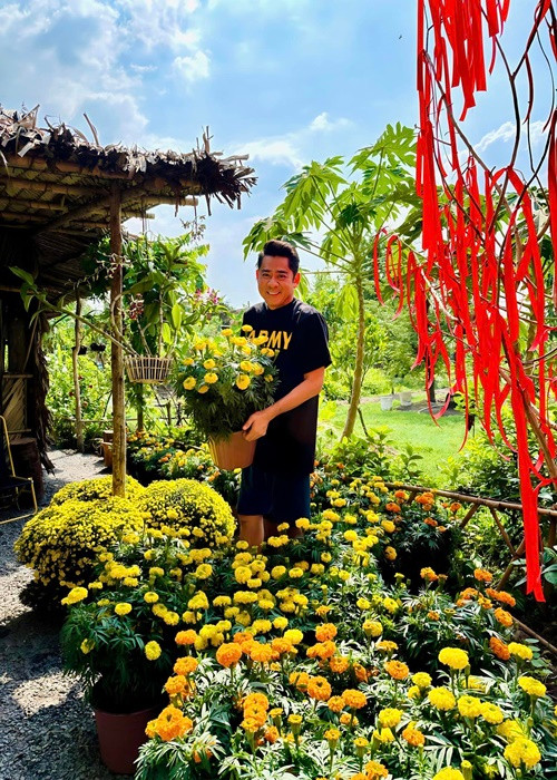 Tài tử thập niên 90 thường xuyên quay các clip ở nhà vườn. Nhiều khán giả gọi vui nhà vườn của Huỳnh Anh Tuấn là chòi lá triệu view. Ảnh: FB Huỳnh Anh Tuấn.