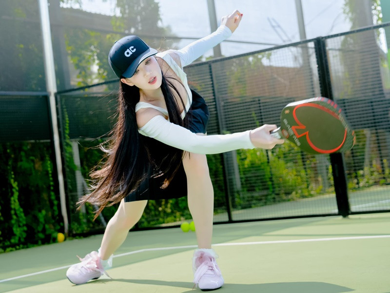 Chân dài gốc Trà Vinh diện nhiều set trang phục trên sân tập luyện. Ảnh: FB Ngọc Trinh.