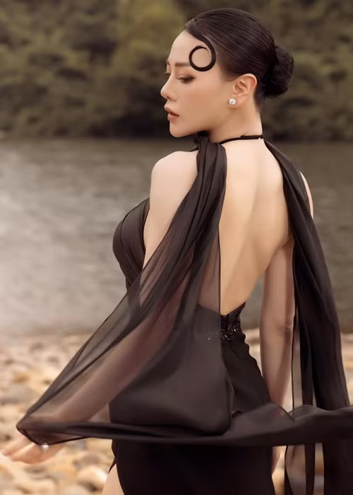 Nữ diễn viên phim Hương vị tình thân sinh đôi vào tháng 5/2024. Sau đó, cô nhanh chóng lấy lại vóc dáng thon gọn. Ảnh: FB Phương Oanh.