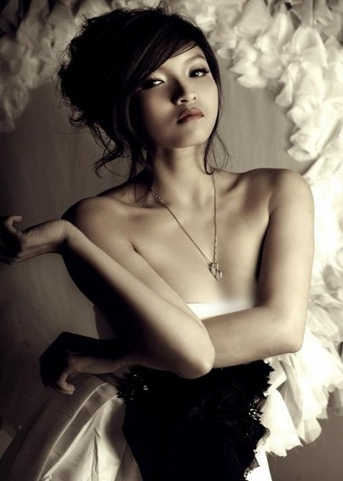 Hot girl sinh năm 1989 chuộng trang phục xẻ ngực sâu hoặc o ép vòng một. Ảnh: FB Thủy Top.