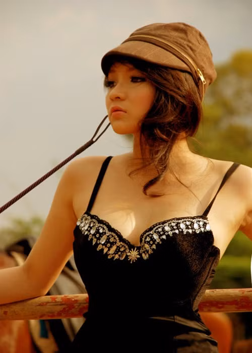 Vòng một của Thủy Top đẹp tự nhiên, là lợi thế sắc vóc của cô khi mặc gợi cảm. Ảnh: FB Thủy Top.