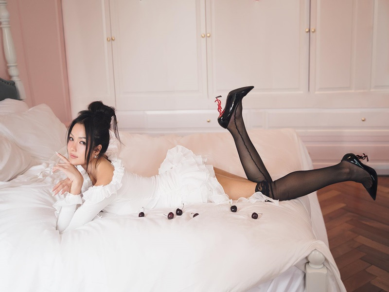 Thủy Top chơi thân với Hoàng Thùy Linh khi còn là hot girl. Đến khi chuyển hướng sang làm ca sĩ, rồi có bộ ảnh giống nhau, cả hai không còn thân thiết. Ảnh: FB Thủy Top.