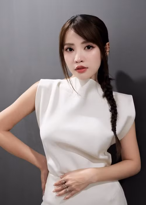 Gương mặt của người đẹp trông tròn trịa hơn. Ảnh: FB Puka.