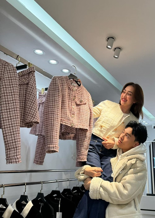 Trong một lần đi mua sắm, Phan Đạt bồng bế Phương Lan để xem trang phục. Ảnh: FB Phan Đạt.