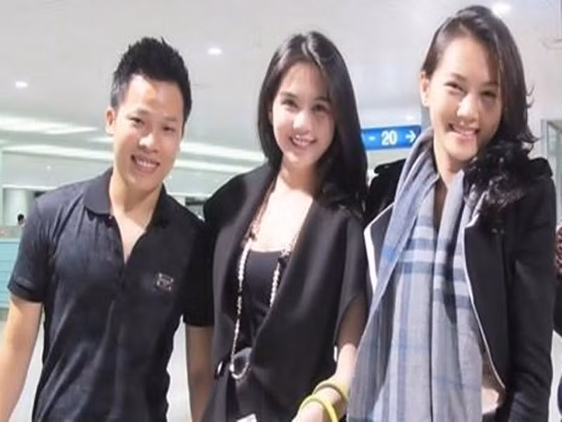  Ngọc Thạch (ngoài cùng bên phải) từng là một trong những chân dài được Vũ Khắc Tiệp “o bế”. Ảnh: Tri Thức Xanh.