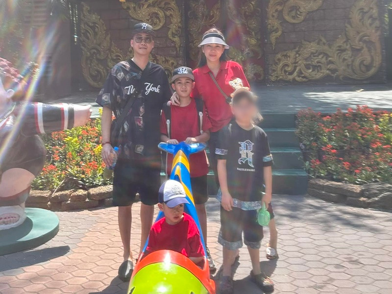 Ngọc Thạch đăng tải hình ảnh đầy đủ các thành viên gia đình vào tháng 3/2024. Ảnh: FB Ngọc Thạch.