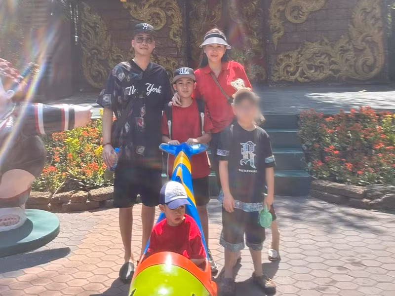 Ngọc Thạch đăng tải hình ảnh đầy đủ các thành viên gia đình vào tháng 3/2024. Ảnh: FB Ngọc Thạch.