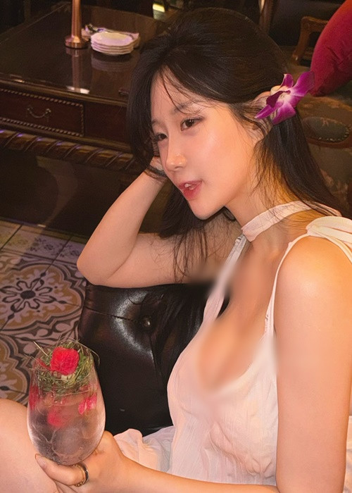 Cô nàng sở hữu gương mặt xinh đẹp, vóc dáng đồng hồ cát với vòng một "khủng".