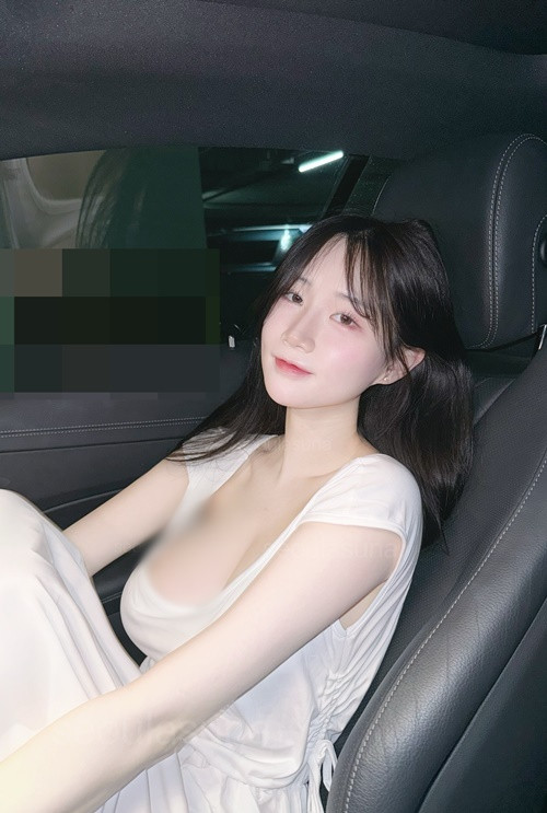 Asuna liên tục đăng ảnh gợi cảm trên mạng xã hội.