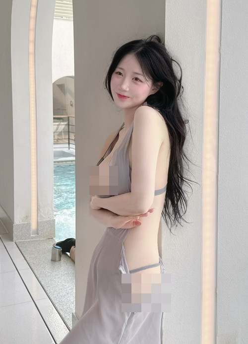 Hot girl người Hàn Quốc khoe cơ thể một cách triệt để.