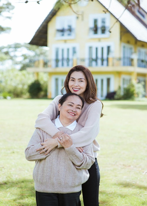 Nữ diễn viên chăm đưa đón mẹ đẻ đi du lịch.