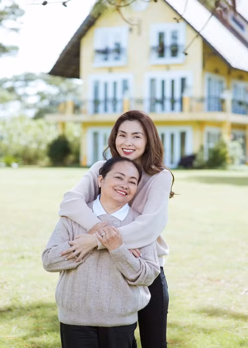 Nữ diễn viên chăm đưa đón mẹ đẻ đi du lịch.