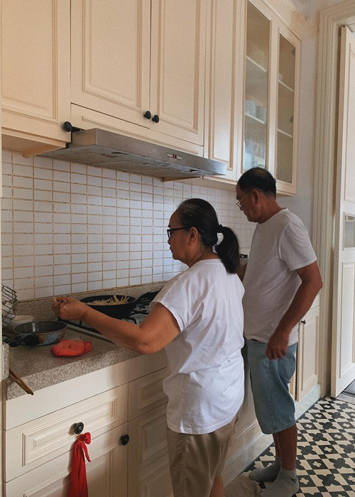 Nàng "ngọc nữ" cảm thấy mình may mắn, hạnh phúc khi được đấng sinh thành chuẩn bị đồ ăn sáng dù đã lập gia đình.