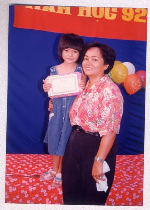 Tăng Thanh Hà cho biết, mẹ là người cô yêu nhất trên cuộc đời này. Theo nữ diễn viên, mẹ luôn yêu cô một cách vô điều kiện, thậm chí ngay cả khi cô không đáng được yêu nhiều đến thế.